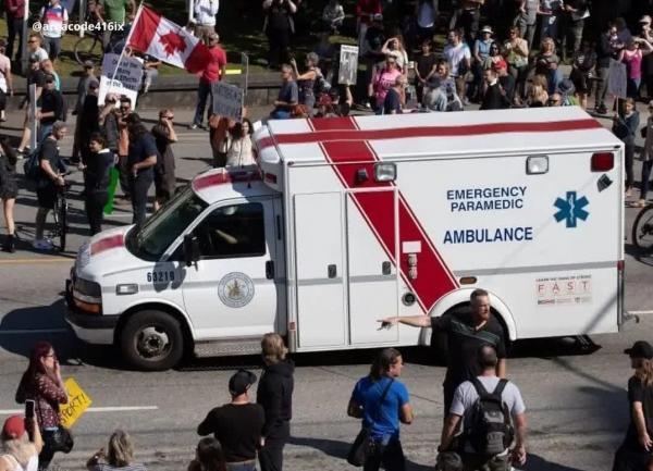 مخالفان وضع پروتکل های کرونایی در سراسر کانادا در مقابل بیمارستان ها تجمع می نمایند