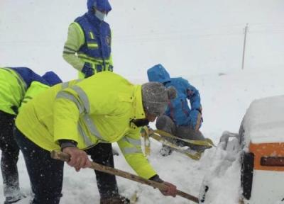 امدادرسانی تکنسین های اورژانس اقلید در یک ماموریت برفی
