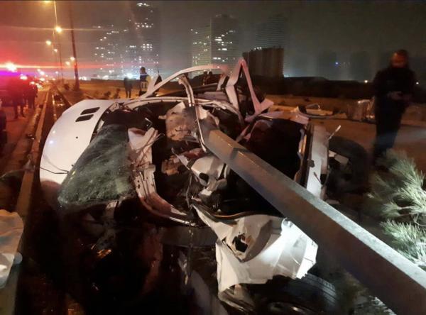 تصویر ، تصادف مرگبار در بزرگراه شهید خرازی ، برخورد سهمگین خودروی 207 با تیر چراغ برق
